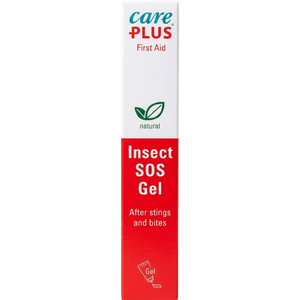 Het verticale vooraanzicht van de rood-witte verpakking van Care Plus First Aid 'Insect SOS Gel natural' tegen insectensteken en -beten, afgebeeld op een witte achtergrond.