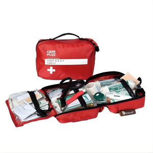 Care Plus First Aid Kit Family geopende rode EHBO-tas met uitgebreide inhoud zoals schaar, pleisters en verbandmiddelen