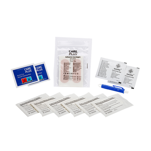 Care Plus First Aid Kit Light Walker inhoud met blarenpleisters, wondreinigingsdoekjes en pleisters uitgespreid