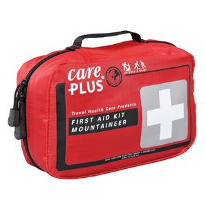 Een compacte, rode Care Plus 'First Aid Kit Mountaineer' EHBO-tas met een zwart handvat, een grijze rechthoek met een wit kruis en het logo voor outdoor en sport, gefotografeerd op een witte achtergrond.