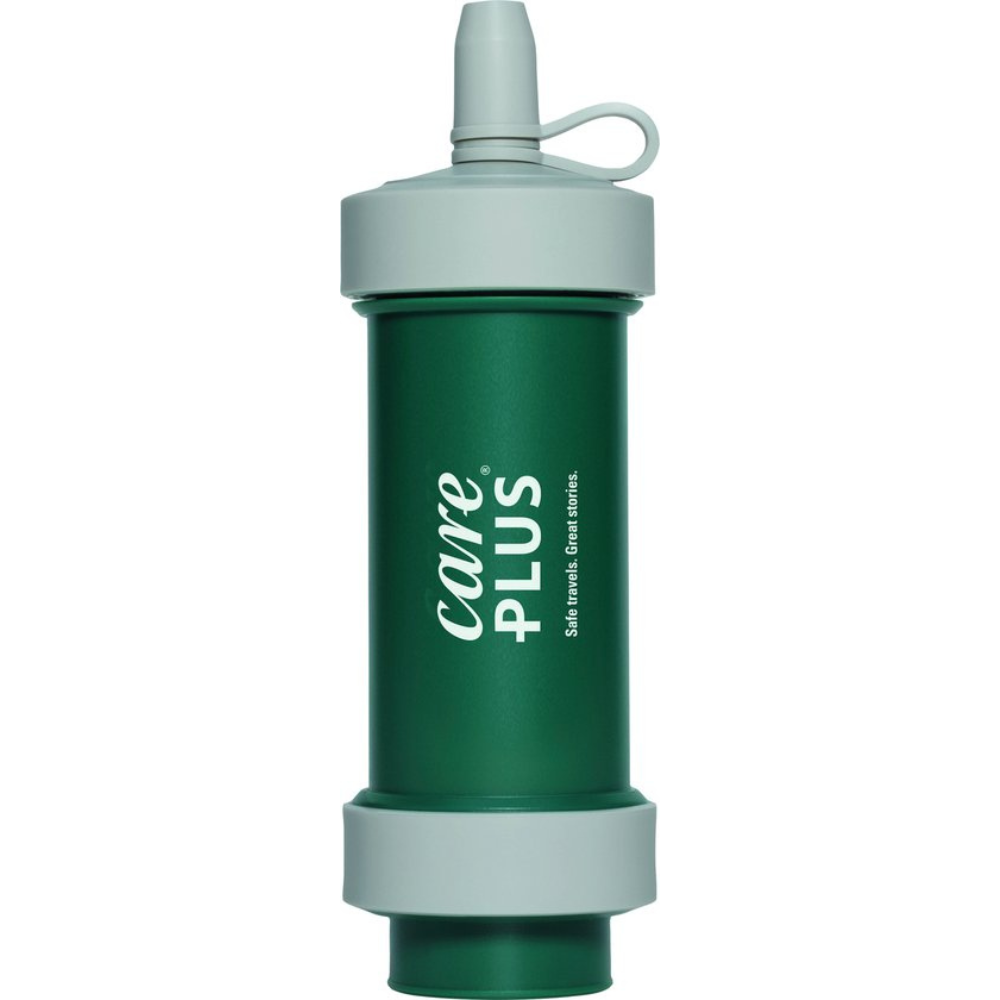 Care Plus Water Filter groen cilindervormig outdoor waterfilter met grijze kunststof doppen op een witte achtergrond