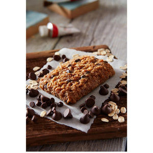 Clif Bar Chocolate Chip haverreep met chocoladedruppels op een houten plank