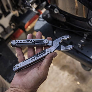 Gerber Dual Force roestvrijstalen multitool tang met geopende bek vastgehouden in een hand