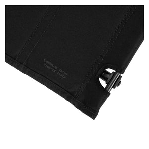 Helinox Table One Hard Top Blackout Edition detailopname van de zwarte hoek met productlogo opdruk
