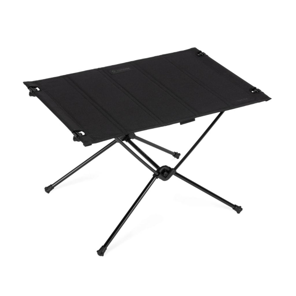 Helinox Table One Hard Top Blackout Edition zwarte opvouwbare kampeertafel schuin van voren gezien