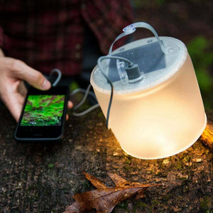 MPOWERD Luci opblaasbare LED-solarlantaarn die warm licht geeft en tevens dient als oplader voor een smartphone