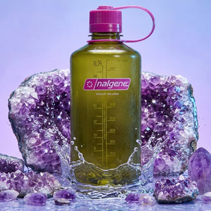 Nalgene Wide-Mouth waterfles 1000ml olijfgroen gepresenteerd op een paarse amethist cluster