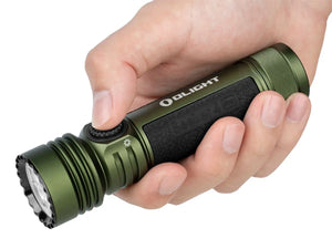 Olight Seeker 4 Pro OD Green olijfgroene LED zaklamp wordt vastgehouden in een hand voor bediening van de schakelaar