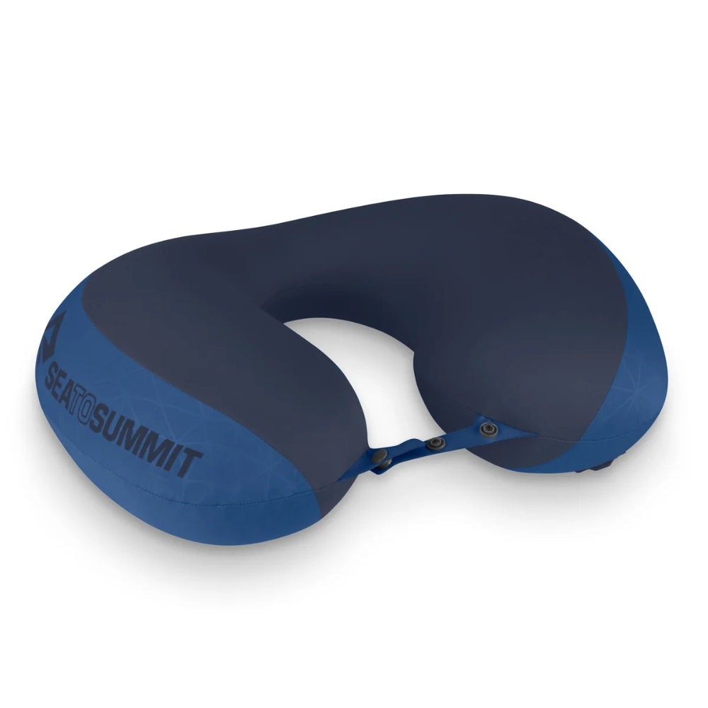 Sea to Summit Aeros Premium Travel Pillow in Navy Peony, een donkerblauw, zacht en ergonomisch opblaasbaar reiskussen