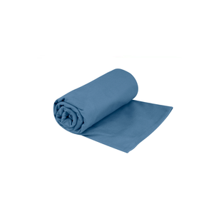 Sea to Summit Drylite Towel reishanddoek compact opgerold in het donkerblauw op een witte achtergrond.