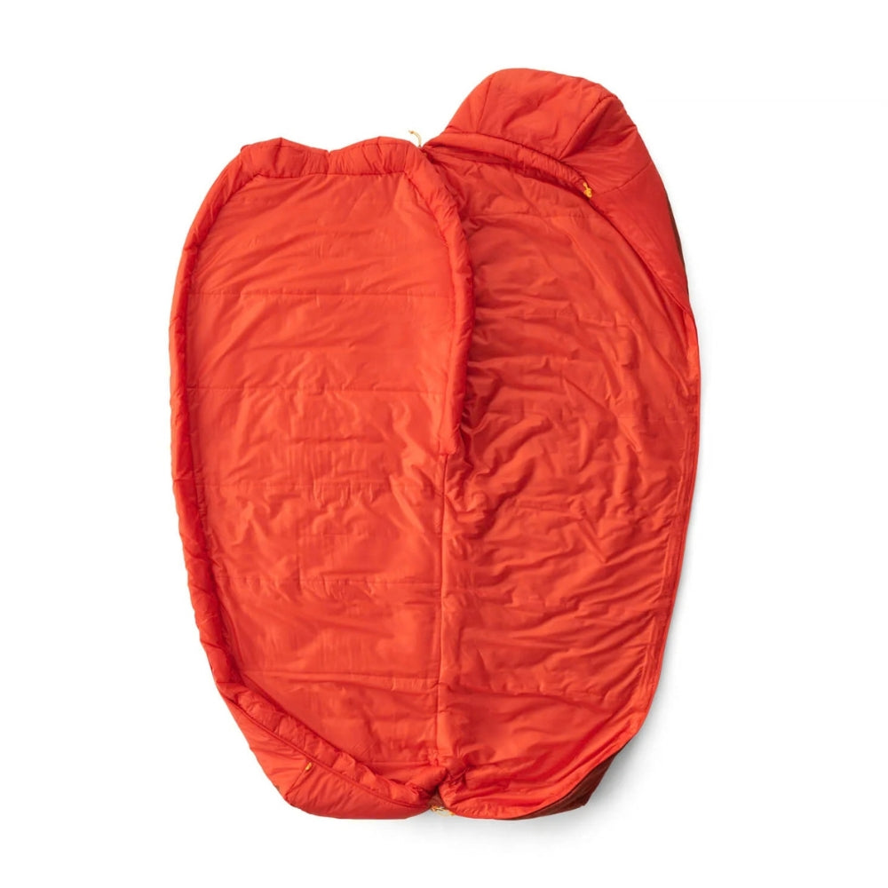 Sea to Summit Hamelin Synthetic -1 Long slaapzak volledig opengeklapt als deken, toont oranje buitenkant en rode voering