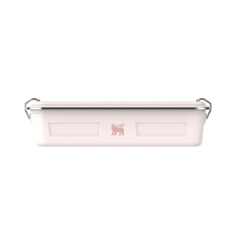 Stanley Useful Box 2L roze rechthoekige lunchtrommel met metalen clips en het Stanley logo op de zijkant