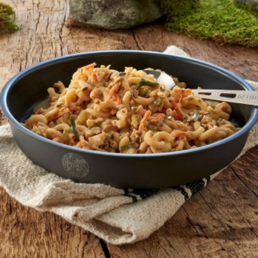 Trek'n Eat Bospaddenstoelenragout met pasta bereid in een donkere pan op een houten ondergrond