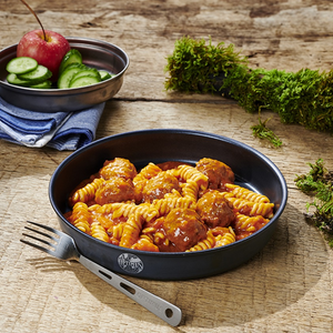 Trek'n Eat Meat Balls with Pasta bereide pasta met gehaktballetjes in een pan met bestek