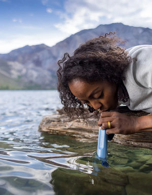 Blauwe LifeStraw Peak Personal beschermhoes in maat large.