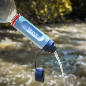Lifestraw Peak Series Solo lichtgewicht waterfilter in de kleur donkerblauw Mountain Blue.