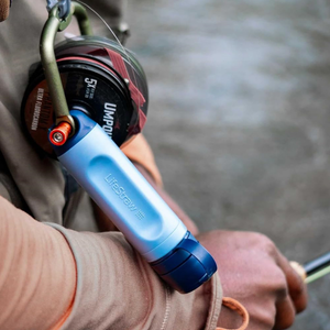 Zijaanzicht van de navy blauwe Lifestraw Peak Solo filter voor backpacken en hiken.