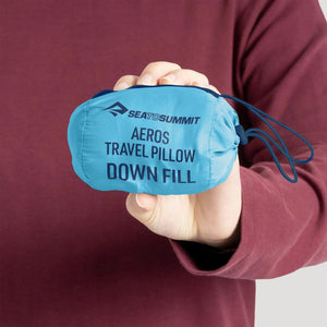 Sea to Summit Aeros Down Travel Pillow Blue Atoll gebruikt als ergonomisch slaapkussen op reis