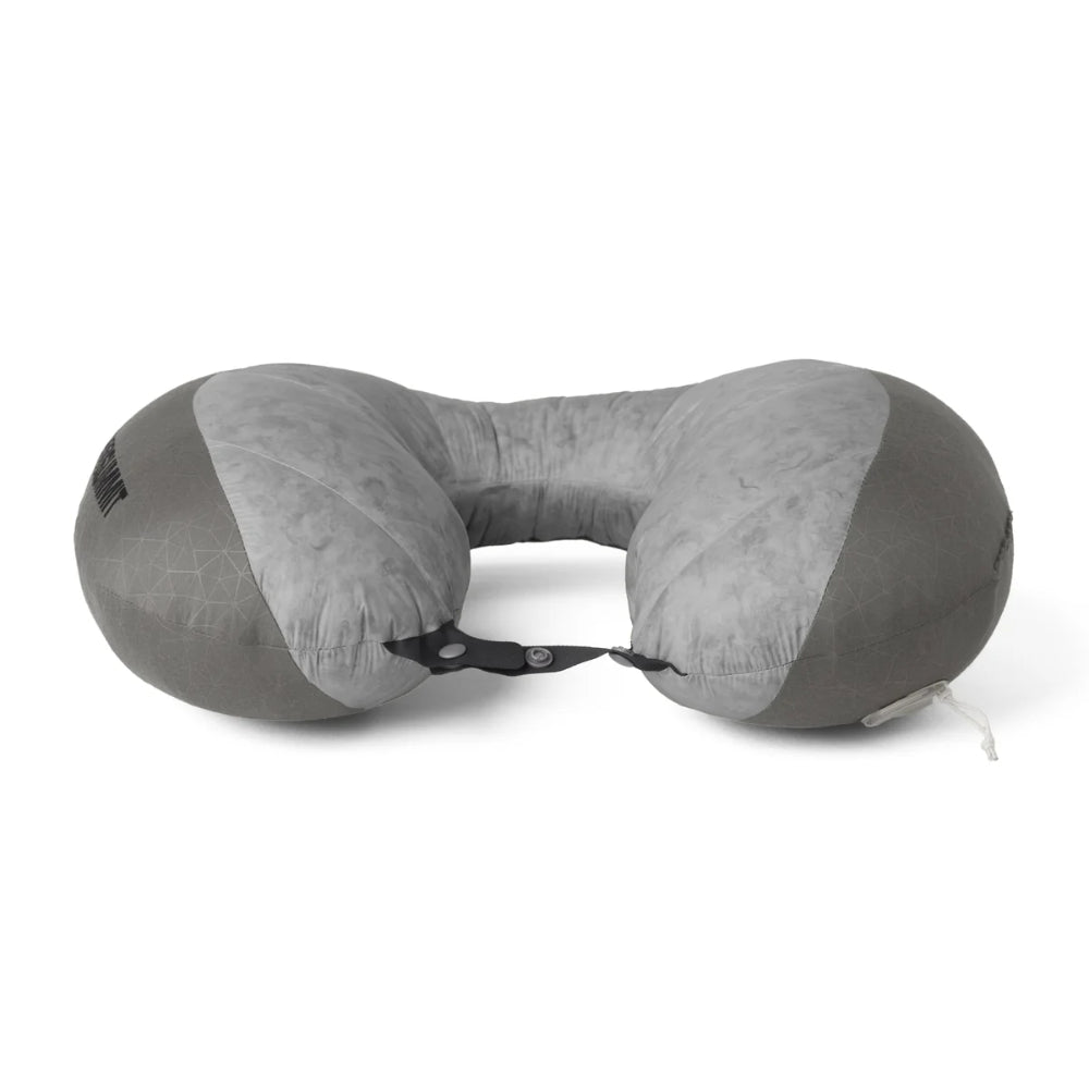 Detail van het mini XPRESS-ventiel op het Sea to Summit Aeros Down Travel Pillow