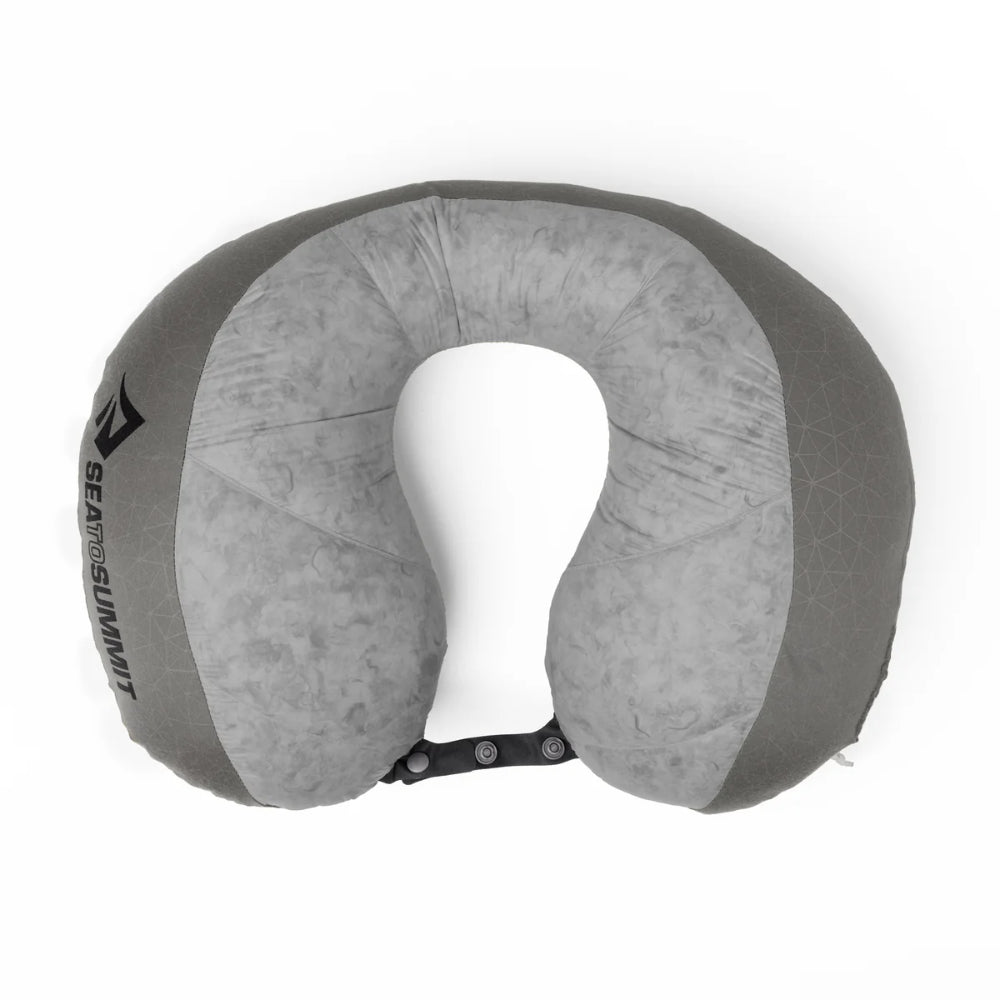 Sea to Summit ergonomisch wigkussen met dons tegen een knikkend hoofd op reis