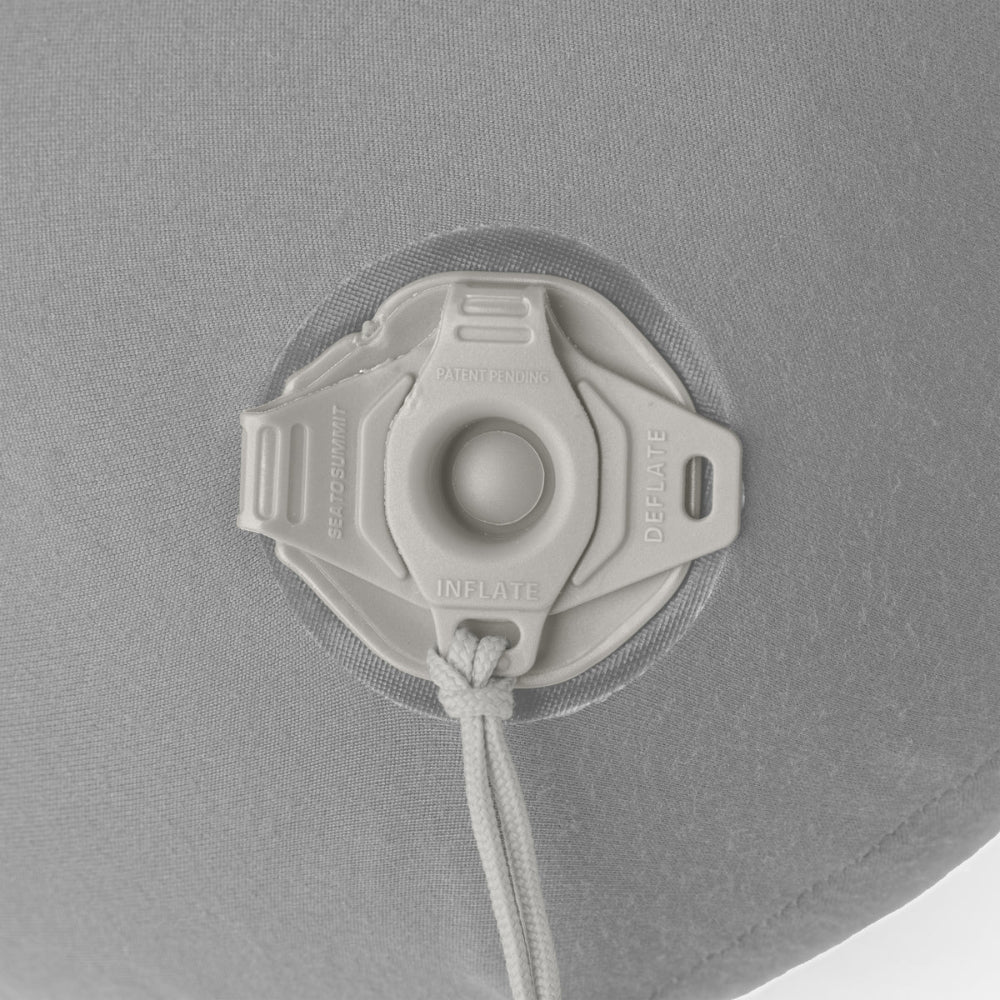 Detail van het mini XPRESS-ventiel op het Sea to Summit Aeros Down Travel Pillow