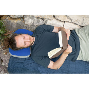 Air-Core Down Travel Pillow reiskussen in true blue en grey met donsvulling, afmetingen 39x26x12 cm liggen