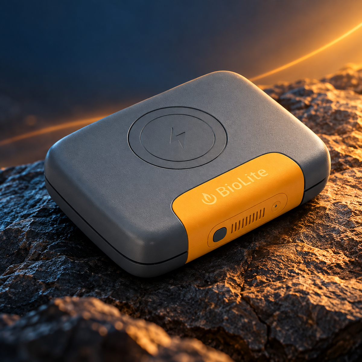 BioLite Charge 100W compacte powerbank in grijs met oranje accenten op een rotsachtige ondergrond