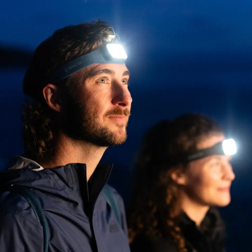 BioLite HeadLamp oplaadbare LED-hoofdlamp die helder licht schijnt tijdens een avondactiviteit in de buitenlucht