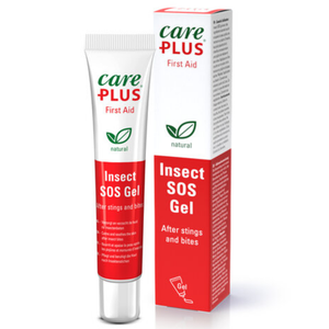 Een witte tube en een rood-witte verpakking van Care Plus First Aid 'Insect SOS Gel natural' tegen insectensteken en -beten, weergegeven op een witte achtergrond.