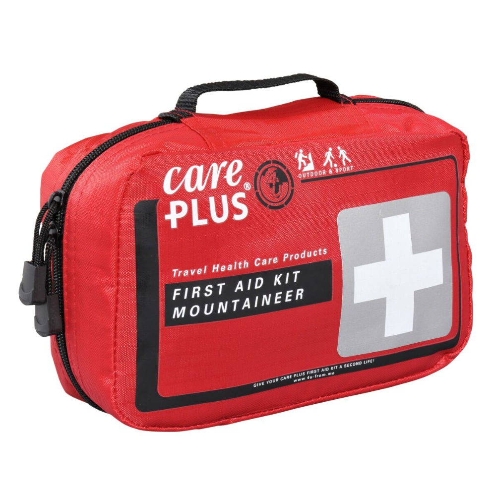 Een compacte, rode Care Plus 'First Aid Kit Mountaineer' EHBO-tas met een zwart handvat, een grijze rechthoek met een wit kruis en het logo voor outdoor en sport, gefotografeerd op een witte achtergrond.