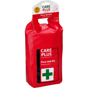 Een rode, waterdichte EHBO-kit van het merk Care Plus, verpakt in een glanzende dry-bag met een handvat. Op het zwarte etiket staat een groot groen kruis en de tekst 'First Aid Kit Waterproof'. Aan de bovenkant zit een winkelverpakking met de tekst '71 pcs' en 'Outdoor & Sport'.