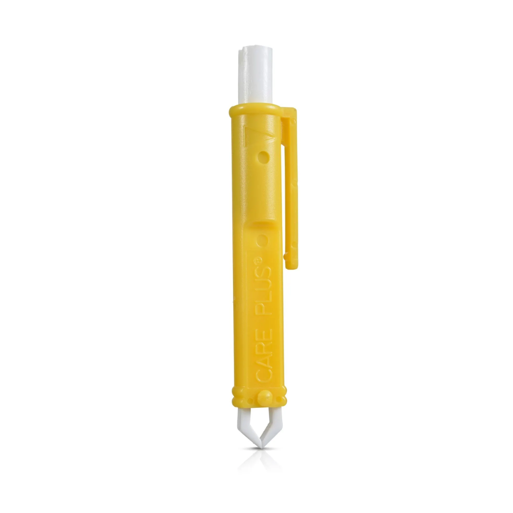Een verticale weergave van de gele plastic Care Plus Tick-Out tekentang met een witte drukknop aan de bovenkant en witte grijpers aan de onderkant, vrijstaand op een witte achtergrond.