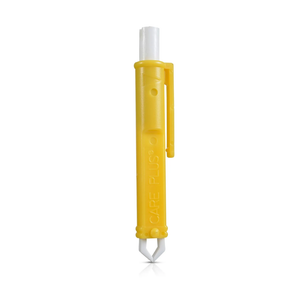 Een verticale weergave van de gele plastic Care Plus Tick-Out tekentang met een witte drukknop aan de bovenkant en witte grijpers aan de onderkant, vrijstaand op een witte achtergrond.