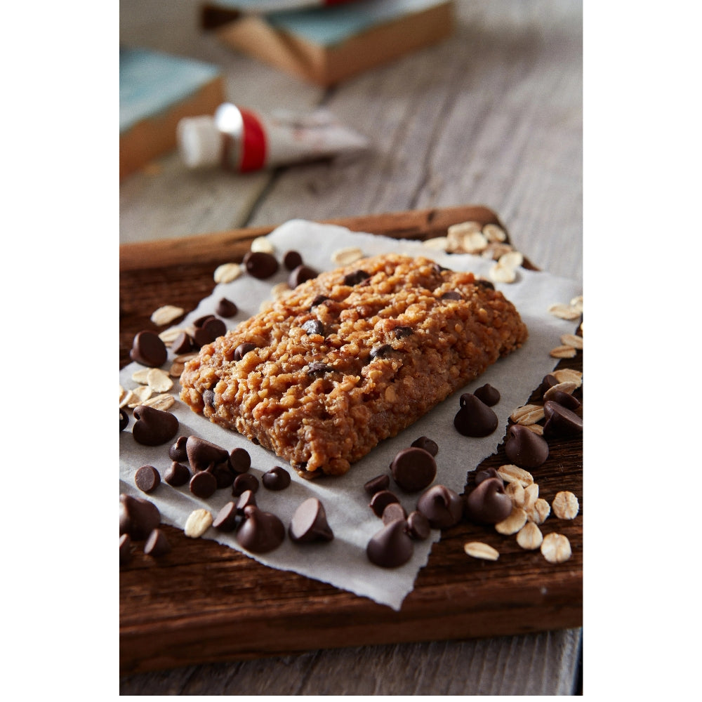 Clif Bar Chocolate Chip haverreep met chocoladedruppels op een houten plank