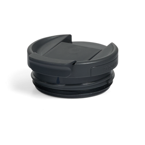 Dometic Swig Lid 76mm donkergrijze drinkdop getoond in gesloten stand