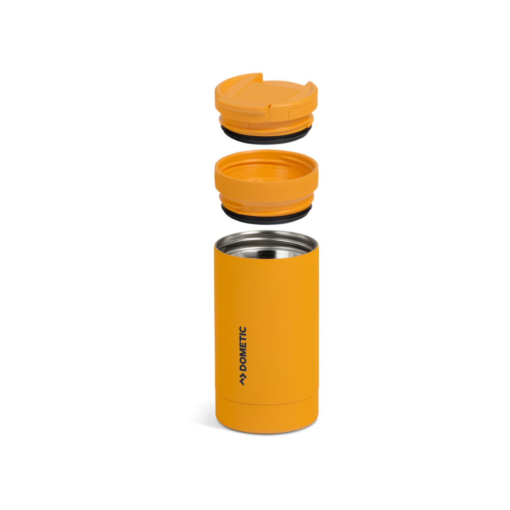 Dometic Tumbler 350ml gele beker getoond met losse onderdelen en dopjes