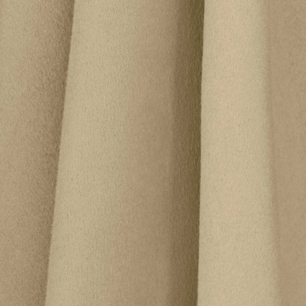 Close-up van de zachte microvezel textuur van de Sea to Summit Drylite Towel reishanddoek in de beige kleur Desert.