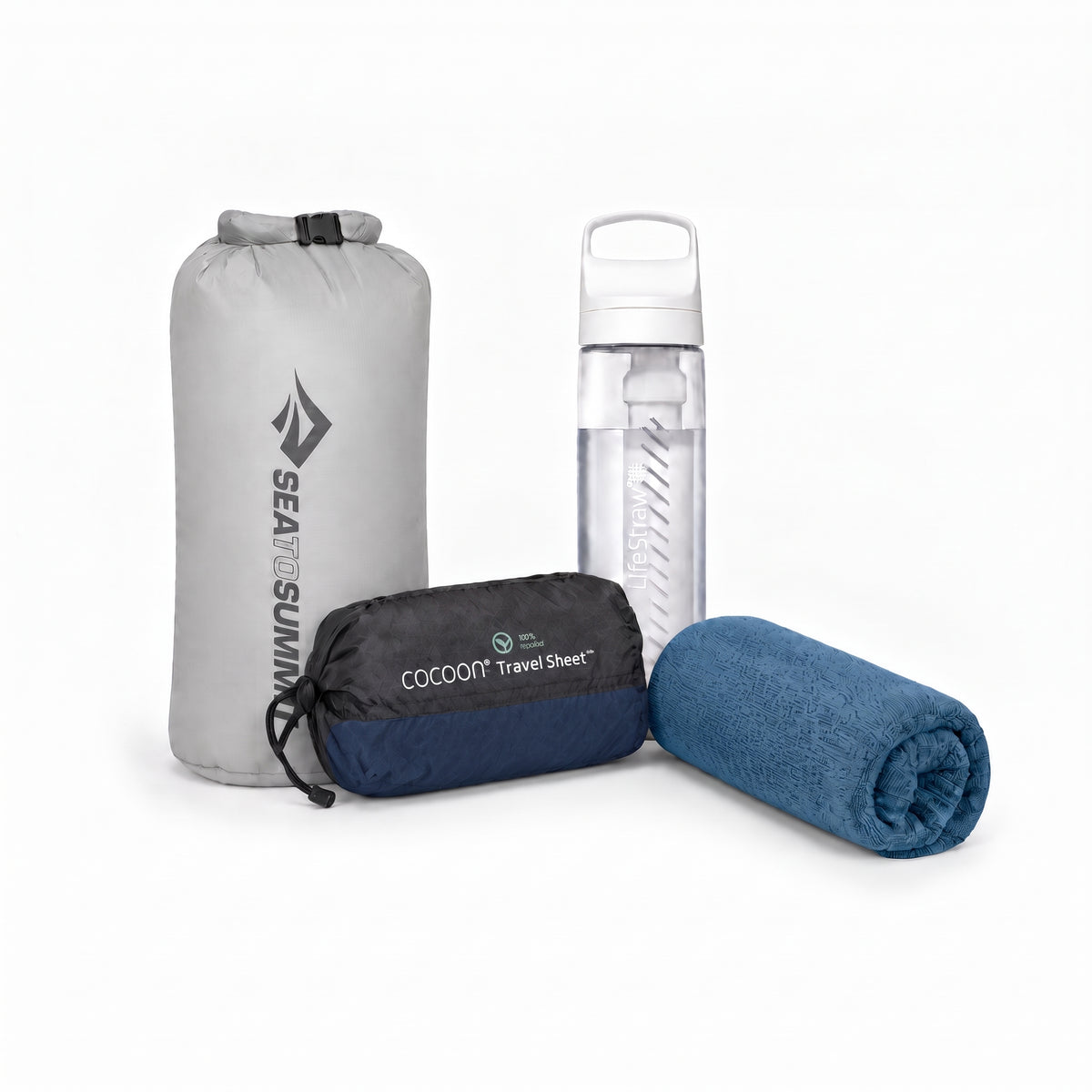 Essentiële Backpacking Bundel Azië met een grijze Sea to Summit drybag, LifeStraw waterfilterfles, Cocoon lakenzak en blauwe reishanddoek