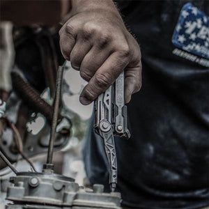 Gerber Dual Force roestvrijstalen multitool gebruikt als schroevendraaier door een hand tijdens mechanisch werk