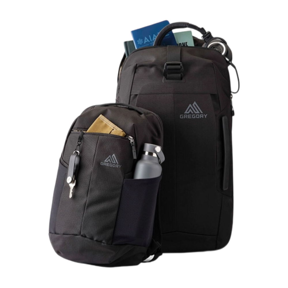 Gregory Border 30 zwarte reisrugzakken van 30 liter, getoond als set waarvan één gevuld met reisaccessoires en waterfles