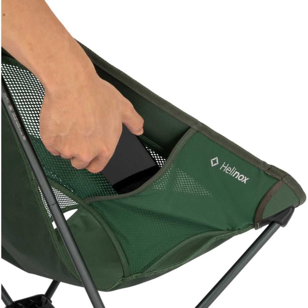 Helinox Chair One hand die het groene stoeldoek over het aluminium frame spant