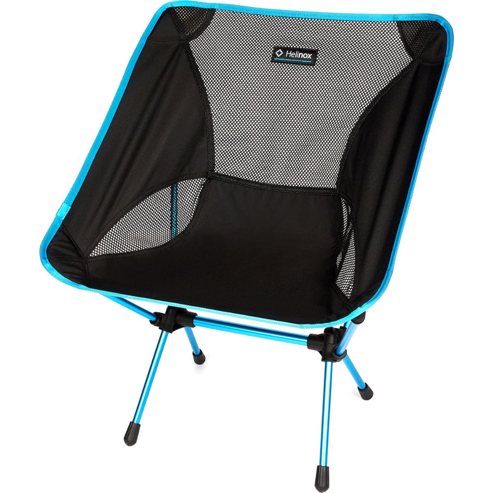 Helinox Chair One zwarte campingstoel met lichtblauw onderstel en gaasdetails
