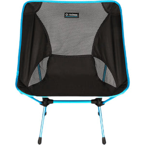Helinox Chair One zwarte lichtgewicht campingstoel met blauw aluminium frame en mesh zitting