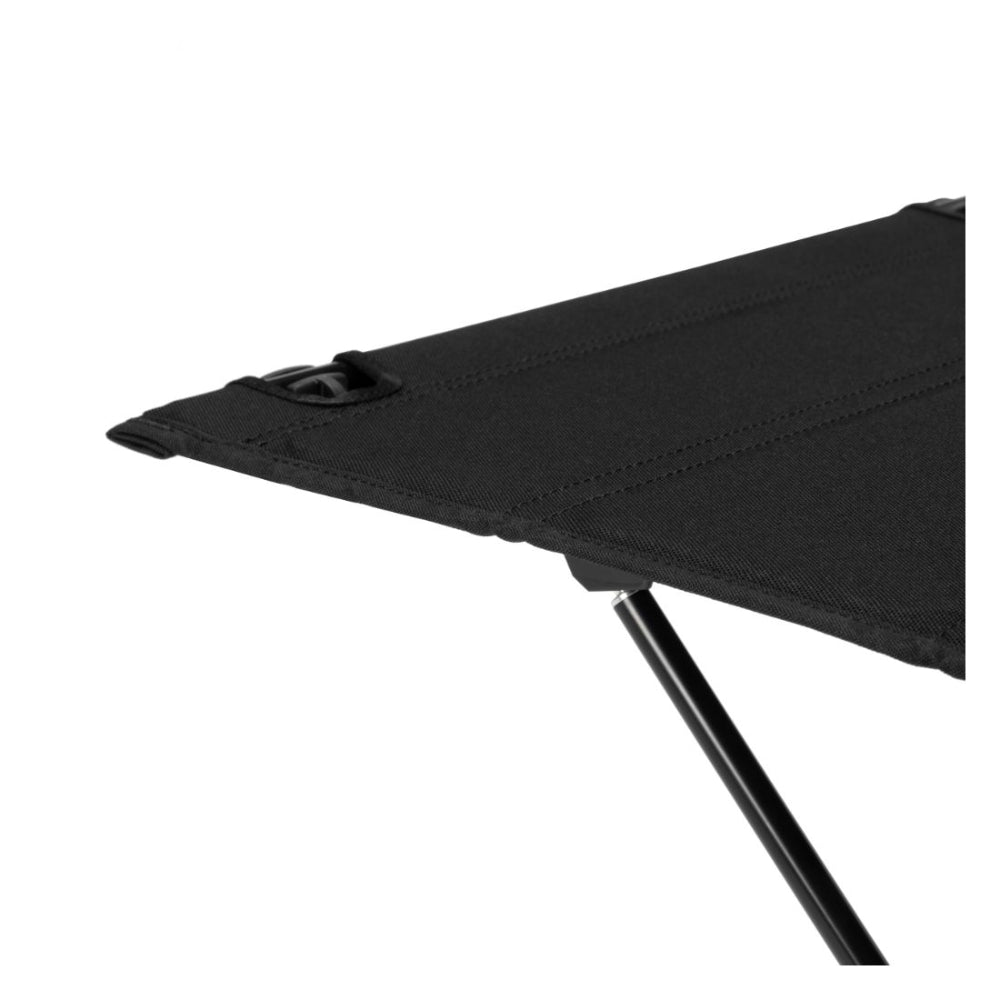 Helinox Table One Hard Top Blackout Edition detail van de zwarte hoekverbinding en het stoffen tafelblad