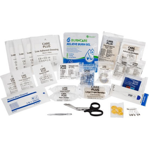 Een overzicht van de volledige inhoud van een Care Plus eerste hulp kit, netjes uitgespreid tegen een witte achtergrond. De EHBO-artikelen omvatten onder meer verschillende maten pleisters, wondkompressen (Low Adherent Dressing), een sachet brandwondengel (Burncare), elastisch verband, een reddingsdeken, een digitale thermometer, een medische schaar, een pincet en veiligheidsspelden.