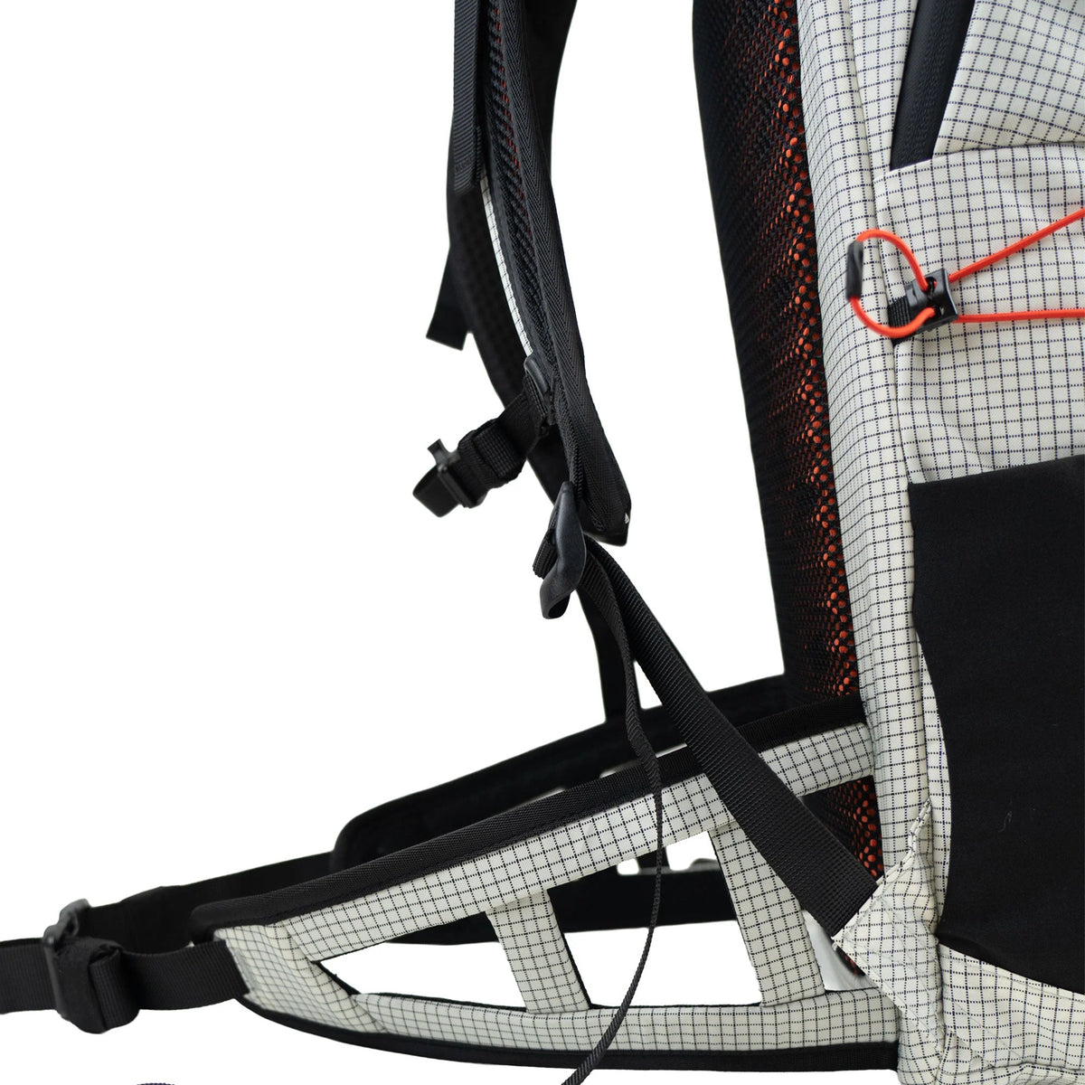 KYNETIK backpack witte rugzak met een inhoud van 25 liter, voorzien van ritsvakken en verstelbare schouderbanden8