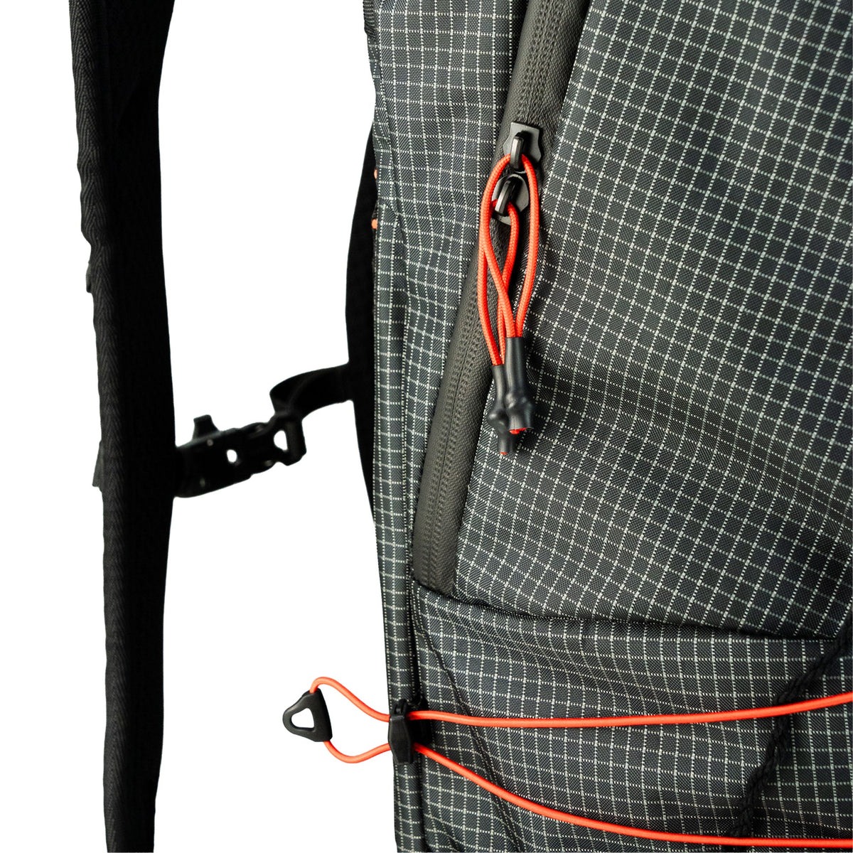 KYNETIK backpack zwarte rugzak met een inhoud van 25 liter, voorzien van ritsvakken en verstelbare schouderbanden7