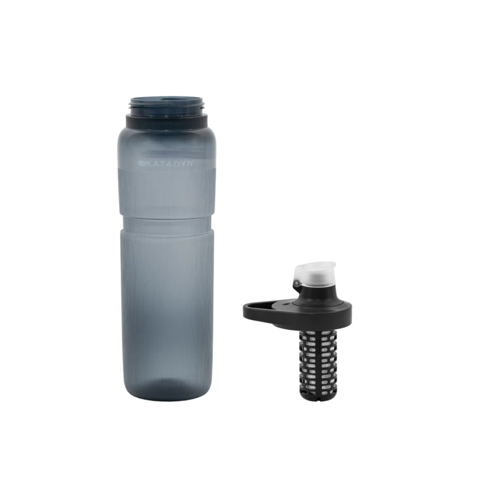 Katadyn BeFree AC Bottle 0,9L met losse zwarte dop, filterelement en drinktuit op witte achtergrond