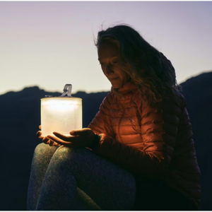 MPOWERD Luci compacte, opblaasbare LED-solarlantaarn die warm licht verspreidt tijdens het kamperen