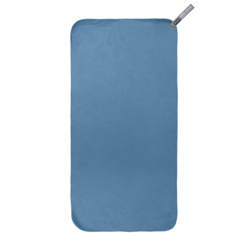 De Sea to Summit Drylite Towel reishanddoek volledig uitgevouwen in de kleur Atlantic Blue met de ophanglus zichtbaar tegen een witte achtergrond.